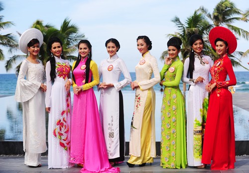Знакомство жителей планеты с вьетнамским платьем «аозяй»  - ảnh 3